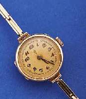 ZENTRA DAMENGOLDBANDUHR, SCHWEIZ/DEUTSCHLANDUM 1925, ROSE-G. 585/000 INCL. ROSE-G.-ZUGGL.-BAND, VERG. BLATT M. SYMBOLIK, SCHANIERBODEN, ...