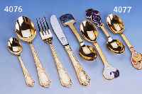 BESTECK FÜR 12 PERSONEN, 24 KT HARTVERGOLDET, BAROCKSTIL, BEST. AUS: 12 MESSER, 12 GA- BELN, 12 LÖFFEL, 12 KAFFEELÖFFEL, 12 KUCHEN- GABELN, ...