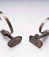 KONVKONVOLUT: 2 ROLEX DEKORATIONSUHRENSTÄNDER, UM 1980, METALL, DESIGNERSTEMPEL, ROLEX LOGO MIT GRÜNEM HARTLACK VERSIEGELT, ALTERSBED. ...