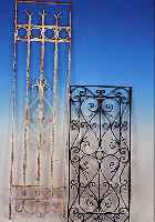 KONV. 4 ZIERGITTER, FRANKREICH, UM 1920, STARK KORRODIERT, 1 PAAR, DIESE RESTE ALTER WEISSER FARBE, SCHMIEDEEISERN, M. CA. 175 X 43CM, 108 X 48 ...