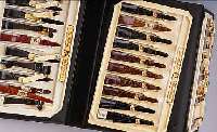 KONVOLUT: 30 KROKOARMBäNDER, STEGBREITEN VON CA. 10 MM BIS 19 MM, VERSCH. FARBEN U. DESIGNS, REICHHALTIGES KONVOLUT, IM PRäSENTA- TIONSETUI