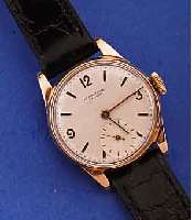 IWC DAMENARMBANDUHR, SCHWEIZ UM 1943, ROSE- G. 750/000, BODEN U. GLASR. GEDR., BLATT REST.KL. SEK., BRüCKENANKERW., 15 ST., HANDAUFZUG, BASISKAL. ...