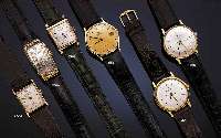 JAEGER LE COULTRE HERRENARMBANDUHR, SCHWEIZ UM 1968, GG 750/000, BODEN GEDR., VERS. BLATT,17 ST., HANDAUFZUGKAL. 885, GLYC.-UNR., FLACH-SPIR., ...