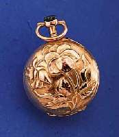 LE COULTRE DAMENTASCHENUHR, SCHWEIZ/FRANK- REICH UM 1910, GG 750/000, RüCKS. RELIEF. DARST. VON BLüTEN, PERF. EMAILBL. M. BLAUEN ...