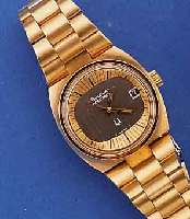 BULOVA DAMENARMBANDUHR ACCUTRON, SCHWEIZ UM 1974, MASSIV METALL HARTVERG., EDELST.-BODEN GESCHR., BAND M. GG-AUFL., ZENTRALSEK., DATUM, ...