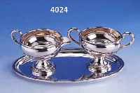 SAHNEGIEßER UND ZUCKERSCHALE AUF TABLETT, TABLETT 800ER SILBER, ITALIEN, AKANTHUSVERZ., CA. 22.5 X 13.5 CM, SCHALE UND GIEßER USA 925ER ...