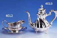 SAUCIERE AUF UNTERTELLER, 925ER SILBER, BRAOCKISIEREND, TOTAL CA. 360 G, TELLER CA. 19 X 13.5 CM, SCHWERE AUSFüHRUNG, DEKORATIV