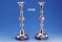 KERZENLEUCHTERPAAR, POLEN UM 1850, SILBER, WOHL JUDAIKA, MEISTERMARKE UNGEDEUTET, VERMUTLICH WARSCHAU, REICHER WEINLAUBDEKOR, GEFÜLLT, ...