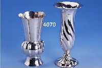 KONVOLUT 2 VASEN, 835ER UND 800ER SILBER, 1 X HAMMERSCHLAGVERZIERUNG, H CA. 14.5 CM, 1 X H CA. 18 CM, FUß GEFÜLLT, GEBR.-SP.