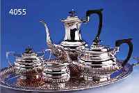 4-TEILIGES KAFFEE- BZW. TEESERVICE AUF TABLETT, ENGLAND, SHEFFIELD, METALL VER- SILBERT, BEST. AUS: 2 KANNEN, H CA. 22/16 CM, ZUCKERDOSE ...