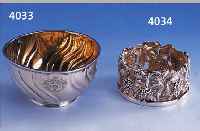 FLASCHENUNTERSETZER, 60ER JAHRE, SILBER, RESTE ALTER VERGOLDUNG, BEZ. TOPAZIO, DEKOR MIT WEINLAUB UND WEINTRAUBEN, H CA. 6 CM, D CA. 10 CM