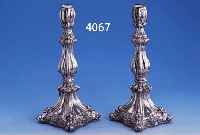 KERZENLEUCHTERPAAR, WOHL ÖSTEREICH UM 1835/ 45, SILBER, TÜLLEN ERNEUERT, FUß GEFÜLLT, BESCH./REST., H CA. 27.5 CM