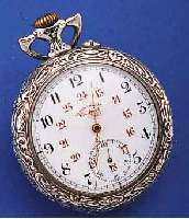 CROISSANT HERRENTASCHENUHR OFFEN, FRANKREICH/SCHWEIZ UM 1914, METALLGEH. RELIEFIERT, RäNDER RANKENDEKOR, RüCKS. MILITäRISCH/PATRI- OTISCH ...