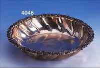 ANBIETSCHALE, RUMäNIEN 30ER J., 800ER SILBER, CA. 800 G, D. CA. 27 CM, RAND GOUDRONIERT, ABSCHLUß IM BAROCKSTIL VERZIERT MIT BLüTEN U. ...