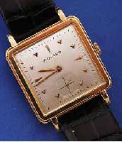 MOVADO HERRENARMBANDUHR, SCHWEIZ UM 1936, GG 585/000, CARREE-ARRONDE-FORM, LüNETTE GE- ST., BODEN GEDR., BLATT REST., RUNDANKERW., 16 ST., ...