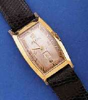 MOVADO HERRENARMBANDUHR CURVIPLAN, SCHWEIZ/ USA UM 1938, GG-FILLED, TONNENFORM IN SICH GEW., BODEN GEDR., BOMB. MINERALGL., AUßEN 7 L. BESCH., ...