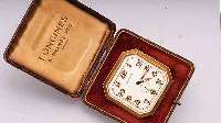 LONGINES REISE/TISCHüHRCHEN MIT 8-TAGEWERK, IM LEDERETUI (BER.), MASSIV MESSING VERG. BER., ORIG.-BLATT U. -ZEIGER, ALTE LEUCHTFARBEALTERSBED. ...