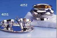 ANBIETSCHALE, JAPAN UM 1905/10, SILBER, MIT UMLAUFENDEM PLAST. WINDDRACHE, GLüCKSYMBOLIK, MIT WIDMUNG DAT. 1926 (SPäTER),STANDRING, ...