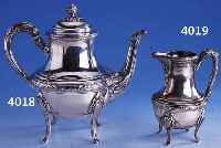 KAFFEE- BZW. TEEKANNE, FRANKREICH UM 1910, 950ER SILBER, MEISTERMARKE ROUSSEL FILS & CIE,PARIS, KLASSIZISTISCHER DEKOR MIT LORBEER UND ...