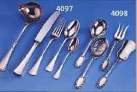 4-TEILIGES PETITS-FOURS-VORLEGEBESTECK, FRANKREICH ROBERT LINZELER UM 1910, 950ER SIL-BER, STIL. AKANTHUSBLATTDEKOR, Z.T. FEINE GRA-VIERT UND ...
