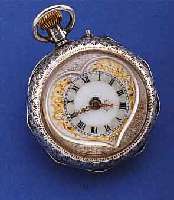 DAMENTASCHENUHR, SCHWEIZ/ENGLAND UM 1892, 925ER SILBER, GEH. U. BODEN SCHMUCKGRAV., RüCKS. EMAILL. ERKENNB., BER., RAND VIELECKIG,SELTENES ...