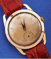 UNIVERSAL GENEVE HERRENARMBANDUHR, SCHWEIZ UM 1949, RG 750/000, BODEN U. GLASR. GEDR., ORIG.-BLATT ALTERSBED. FARBL. GET., LEDERB. NEU, 15 ST., ...