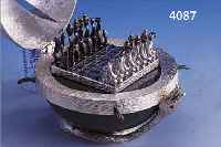 MINIATURSCHACHSPIEL IN KUGEL, 925ER SILBER, KORPUS AVENTURIN, DECKEL MIT SCHARNIER, AUFGELEGTE SCHLANGE ALS BEKRöNUNG UND AUFGE- LEGTE ...