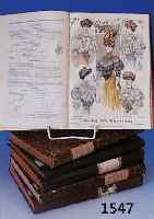 SECHS BäNDE JOURNAL DES DEMOISELLES, UM 1900- 1906, MIT üBER 63 MODE-LITHOGRAPHIEN, DAVON CA. 50 ALTKOLORIERT, UND ZAHLREICHEN HOLZ- STICHEN ...