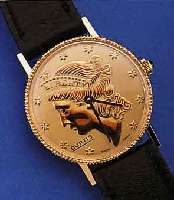CURTIS HERRENARMBANDUHR IN FORM EINER US-GOLD-MüNZE, METALL HARTVERG., BODEN GEDR., SCHMUCKKRONE, LEDERB., ETUI, 17 ST., RUNDAN- KERW., ...