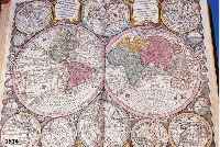 WELTAWELTATLAS MIT 130 DOPPELBLATTGROßEN KOLO- RIERTEN KUPFERSTICHKARTEN VON SEUTTER, 1720-30, ALTERSBEDINGT LEICHT GEBRÄUNT, HALBLEDEREINBAND ...