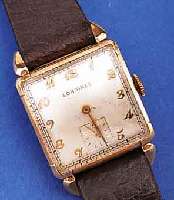 LONGINES HERRENARMBANDUHR, SCHWEIZ/USA UM 1948, GG 585/000, CARREE-ARRONDE-FORM, KONKAV-GL., BODEN GEDR., VERS. ORIG.-BLATT M. BREG.- ...