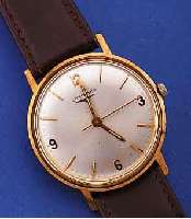 LONGINES HERRENARMBANDUHR, SCHWEIZ/ENGLAND UM 1966, GG 375/000-GEH., EINSCHALENAUSF., GET. A-WELLE, BEI FERTIGST. WASSERGESCH., VERS. BLATT, ...