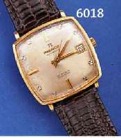 PIERCE HERRENARMBANDUHR AUTOMATIK, SCHWEIZ UM 1964, GG 750/000, CARREE-CAMBRE-FORM, BODEN GEDR., BLATT ALTERSBED. FL., 25 ST., ...