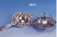 TEESIEB MIT UNTERTELLER, 800ER SILBER, DEUTSCH UM 1900, HANAU, BAROCKSTIL, VERSCH. FLORALE DEKORE, URSPR. NICHT ZUSAMMENGEHöREND,ABER ...