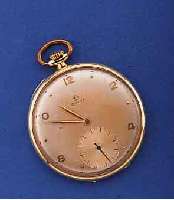 OMEGA HERRENTASCHENUHR OFFEN, SCHWEIZ UM 1943, GG 585/000, VERS. BLATT ALTERSBED. L. FL., BÜGEL PROV. ERS., AUF BODEN VERSCHL. SCHMUCKMONOGR. ...