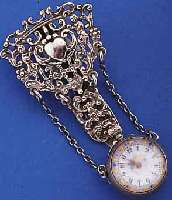 KUGEL/ANHäNGEUHR, SILBER, AN KETTE, 2-TEIL. STECKBROSCHE, DARST. 2 FIGUREN HERZHALTEND, HALLMARK LONDON 1890, UHR BEIDS. VERGL., M. OPTISCHER ...