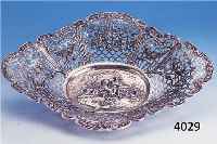 ANBIETSCHALE, HANAU, SCHLEISSNER 1900/10, 800ER SILBER, FEINER GUß, GESäGT UND NACH. GESTOCHEN, MITTIG WATTEAUSZENE, SCHäFERSZENE STILTYP., ...