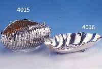 ANBIETSCHALE IN MUSCHELFORM, 800ER SILBER, REINE TREIBARBEIT, 3 FÜßE IN FORM VON SEE- STERNEN, SIGN. JINZI, 6.5 X 31 X 18 CM, CA. 475