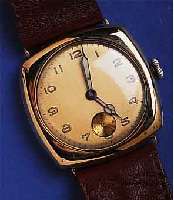 LONGINELONGINES FRÜHE HERRENARMBANDUHR, SCHWEIZ UM 1927, ROSE-G. 585/000, CARREE-CAMBREE-GEH., BODEN U. GLASR. GEDR., ZIFFERBL. ERS., KL. SEK. ...