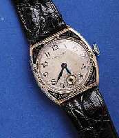 KONVOLUT:KONVOLUT: 2 LONGINES ARMBANDUHREN, 1X KAL. 10,86N, WG-FILLED, BER., LÜNETTE TEILW. EMAILL., SCHWEIZ UM 1923, KOMP.-UNR., FLACH- SPIR., ...