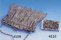 VISITENKARTENETUI, JAPAN UM 1900, SILBER, RüCKS. FLORAL GRAVIERT, DECKEL MIT DURCHBRUCHARBEIT: VöGEL IN BLüTEN, CA. 9.5 X 6CM, L. ...