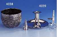 KONVOLUT: KERZENLEUCHTER MIT LÖSCHER UND TRAUBENSCHERE, 800ER BZW. 925ER SILBER, LEUCHTER MIT EINER BRENNSTELLE (LÖTSTELLE), H CA. 9 CM, TOTAL ...