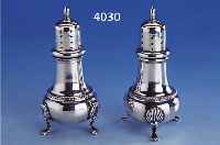 SALZSALZ- UND PFEFFERSTREUER, AMERIKA, 925ER SILBER, JEW. AUF 3 FÜßEN STEHEND, MIN. VERBEULT, ZUS. CA.165 G, SCHWERE QUAL., H CA. 12.5 CM