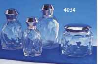 4-TEILIGES TOILETTENSET, FRANKREICH 20/30ER JAHRE, KORPUS GLAS MIT FACETTSCHLIFF, MONTUREN 950ER SILBER, TEILVERGOLDET, BERIE- BEN, MEISTERMARKE ...