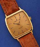 UNIVERSAL GENEVE HERRENARMBANDUHR GILT SHADOW/ QUARTZ, SCHWEIZ UM 1974, KAL. 1-74, EINES DER ERSTEN IN SERIE GEFERT. WERKE M. ANALOG- ANZ., ...