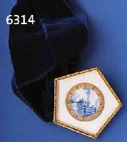 WANDÜHRCHEN, SCHWEIZ UM 1914, MESSING GE- GOSSENES PENTAGON, VERG., IM ZENTRUM DES BLATTES LANDSCHAFTSDARST., EMAILMALEREI, ORIG.-SAMTBAND M. ...
