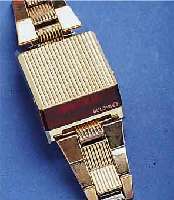 BULOVABULOVA HERRENARMBANDUHR QUARTZGESTEUERTE LED- ANZEIGE SERIE COMPUTHRON, USA UM 1972, METALL M. GG-AUFL., ORIG.-BAND M. GOLDAUFL., ZEITTYP. ...