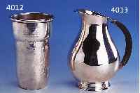 WASSWASSERKRUG, DÄNEMARK, 830ER SILBER, MEISTERMARKE SVEN TOXVAERD, GLATTE, ZEITLOSE FORM, BAUCHIG, GRIFF HOLZ, H CA. 17.5 CM, CA. 378 G