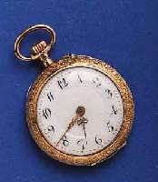 DAMENTDAMENTASCHEN/ANHÄNGEUHR, SCHWEIZ FÜR DEN DTSCH. MARKT UM 1904, ROSE-G. 585/000, BODEN BLÜTENDEKOR, JUGENDSTIL, EMAILBL. M. GOLDGEP. ...