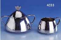 SAHNEGIEßER UND ZUCKERDOSE, NIEDERLANDE UM 1905, ENTWURF WOHL GERO, ELEGANTE FORM, H CA. 10 CM, METALL VERSILBERT